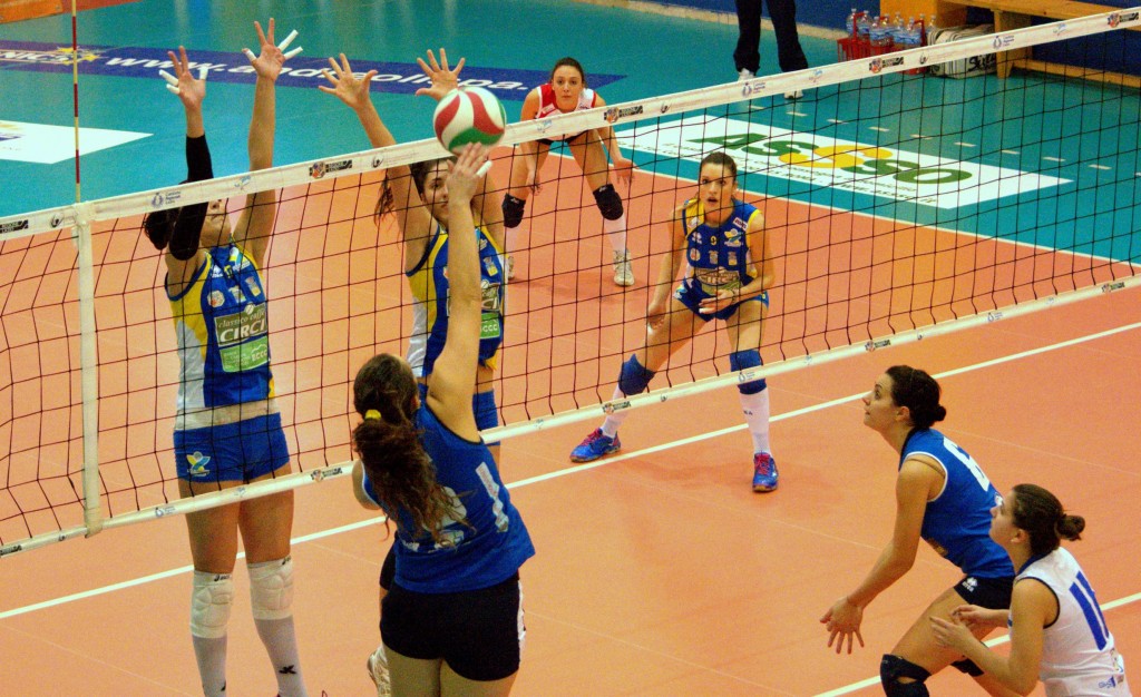 vanessa_tomatelli_melanie_menardo_muro_Sabaudia_Volley Serramanna_1_3_foto Bennani